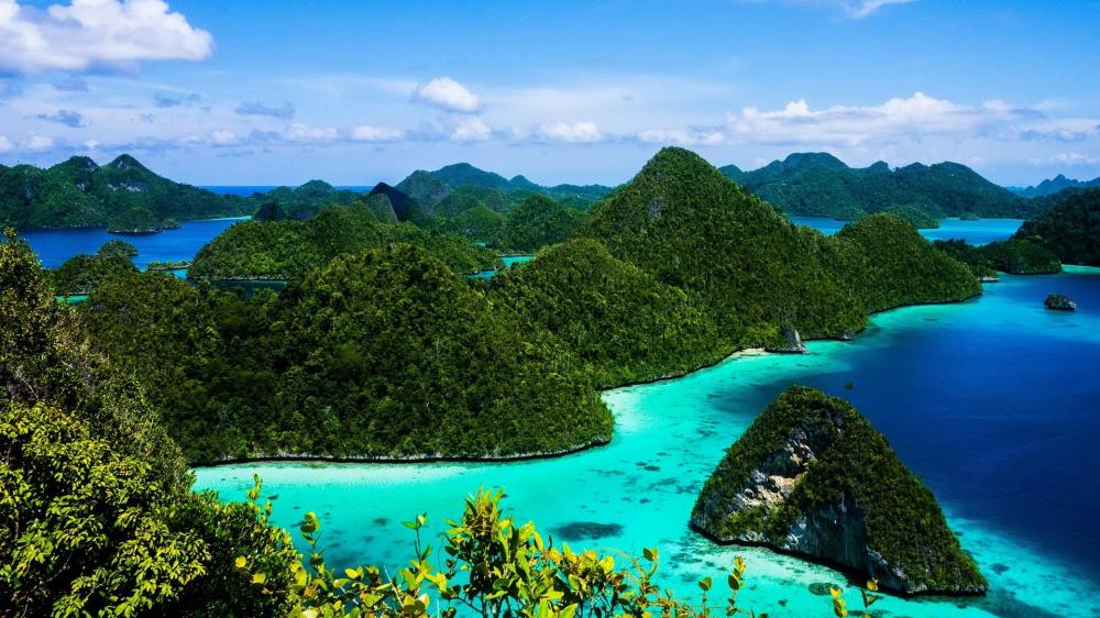 Raja Ampat's Vibrant Archipelago Beauty Revealed wallpaper