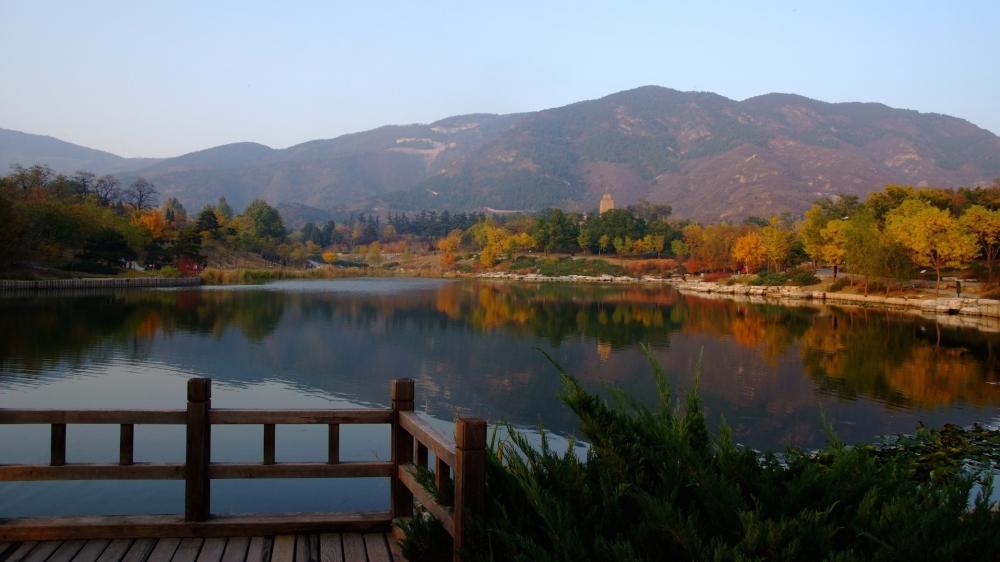 Autumn Serenity by the Lake with Mountain Views wallpaper