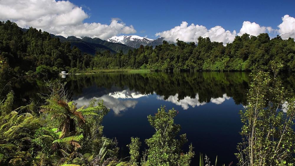 Tranquil Lake with Majestic Mountain Reflection wallpaper