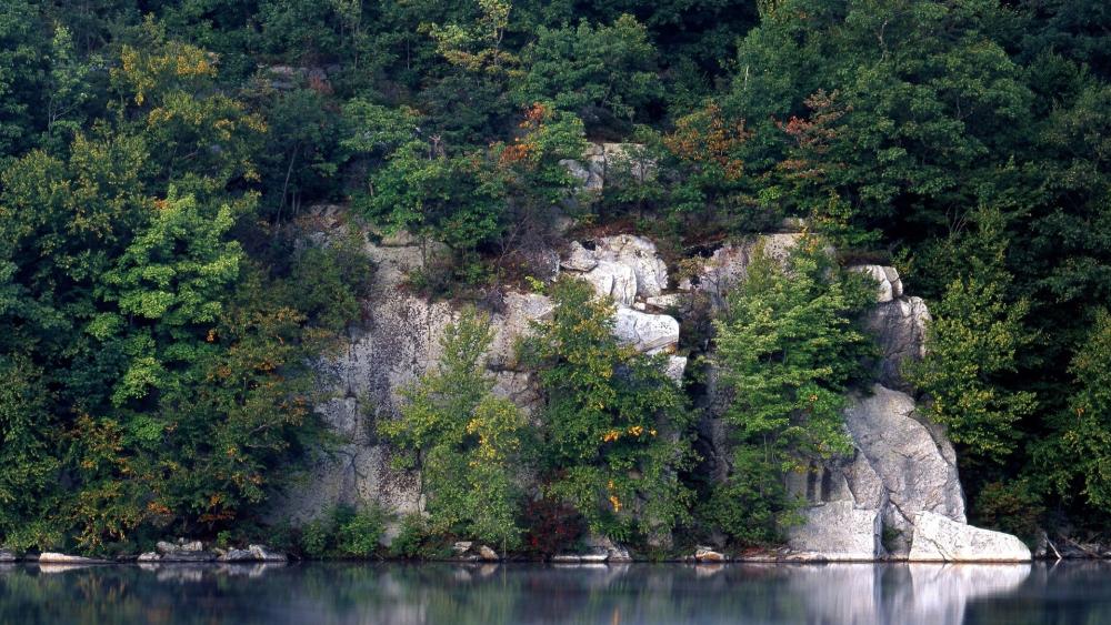 Rocky Cliff Reflections by the Serene Lake wallpaper
