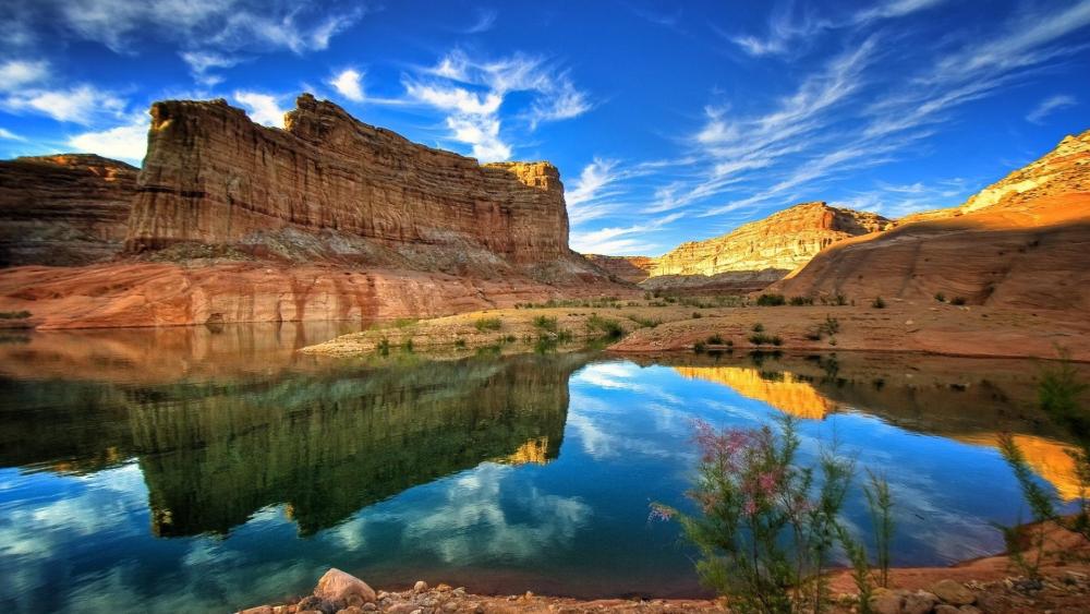 Lake Powell's Tranquil Reflections in Utah's Canyonlands wallpaper