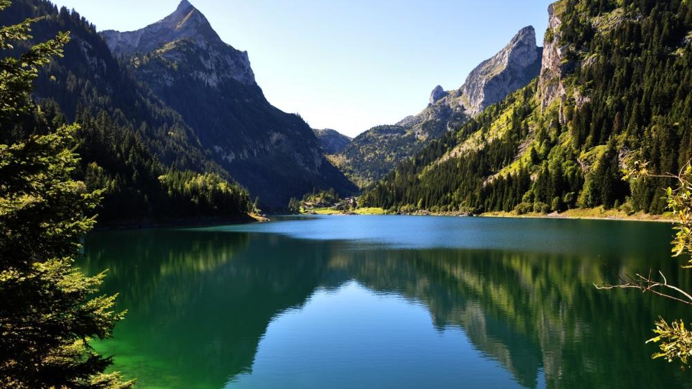 Tranquil Mountain Lake Escape wallpaper