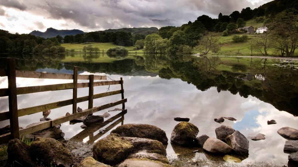 Tranquil Waters Reflecting Countryside Serenity wallpaper