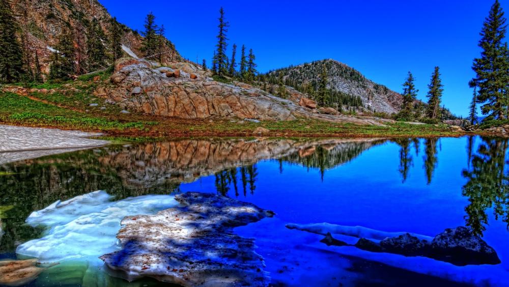 Tranquil Mountain Reflection Lake in Serene Wilderness wallpaper