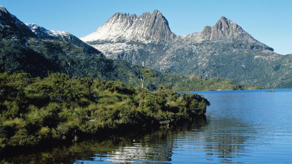 Cradle Mountain's Majestic Beauty in Tasmania's Wilderness wallpaper
