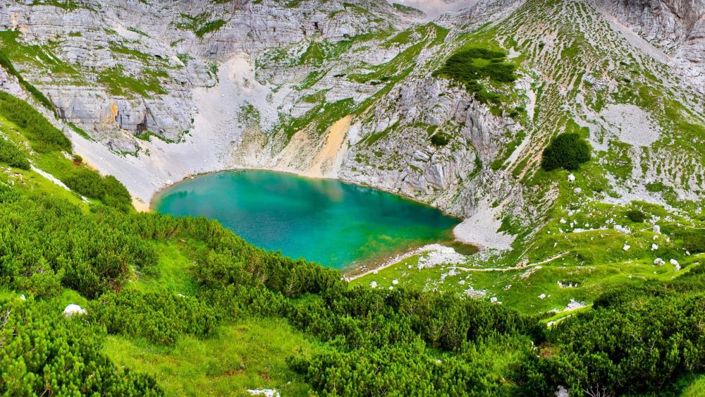Tranquil Reflections of Slovenia's Alpine Jewel wallpaper