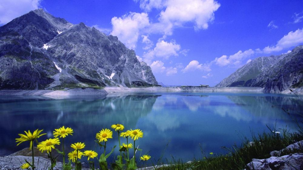Lünersee's Majestic Mountain Serenity wallpaper