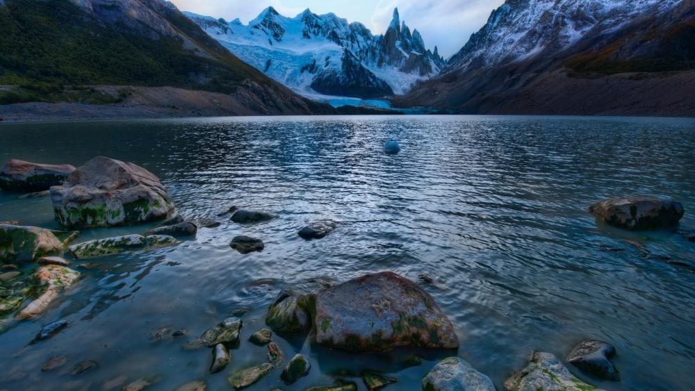 Majestic Mountain Lake Serenity wallpaper