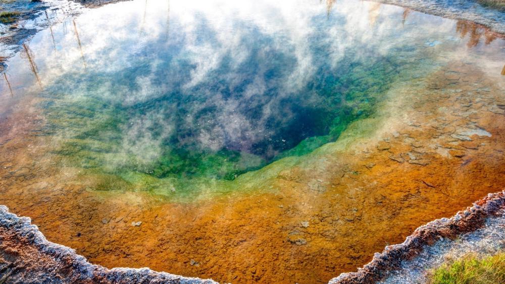 Morning Glory Pool's Vibrant Hues in Yellowstone National Park wallpaper