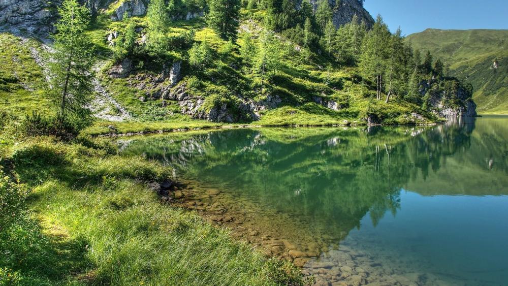 Tranquil Lakeside Escape in Verdant Hills wallpaper