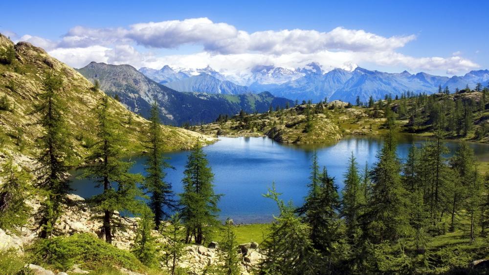 Tranquil Alpine Lake with Majestic Mountain Views wallpaper