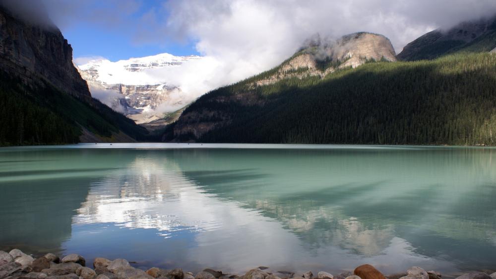 Serene Beauty of Lake Louise's Pristine Waters wallpaper