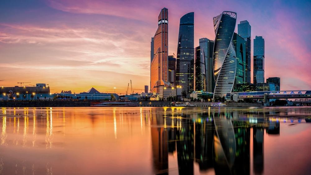 Cityscape Serenity at Sunset in Moscow wallpaper