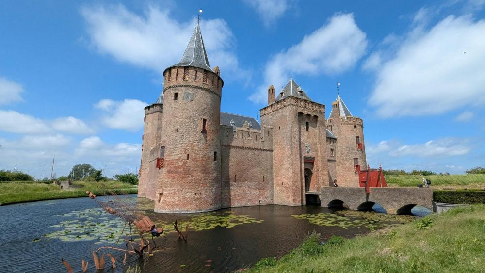 Muiderslot Majesty Historic Dutch Castle Under Blue Skies wallpaper