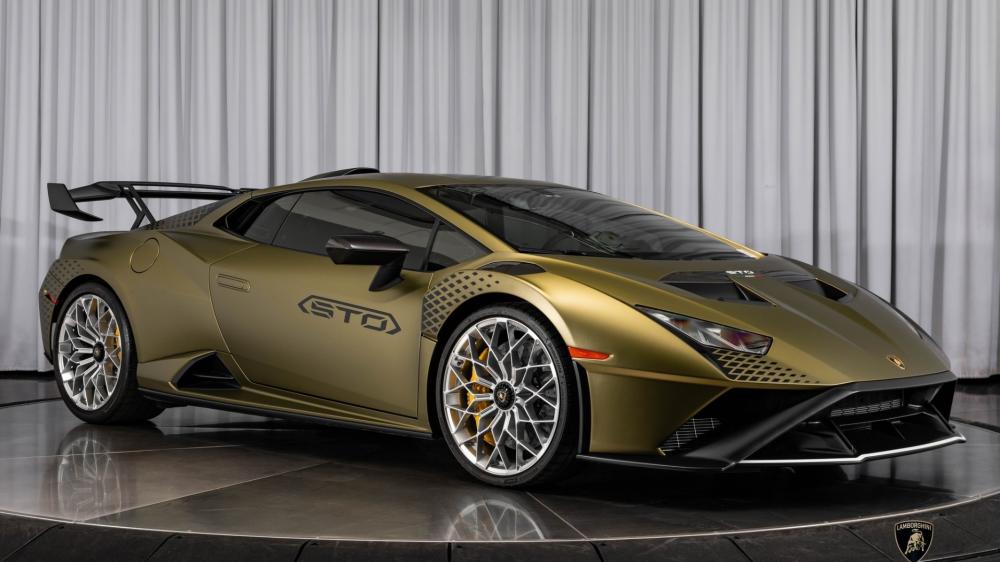 Lamborghini Huracan STO in Striking Gold wallpaper