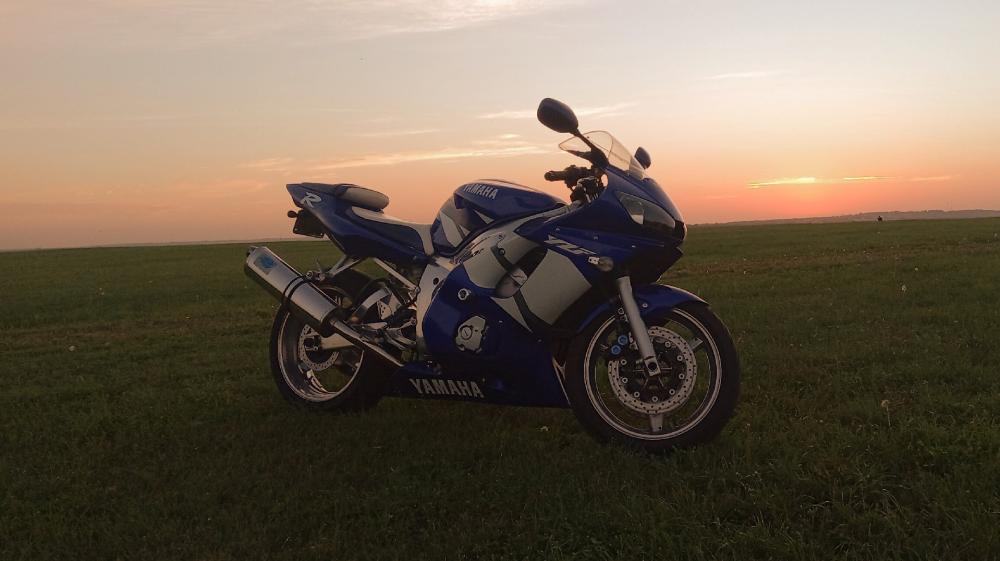Yamaha R6 in Serene Sunset Setting wallpaper