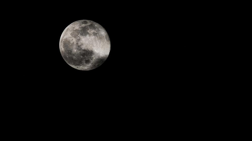 Moonlit Serenity in Night's Embrace wallpaper