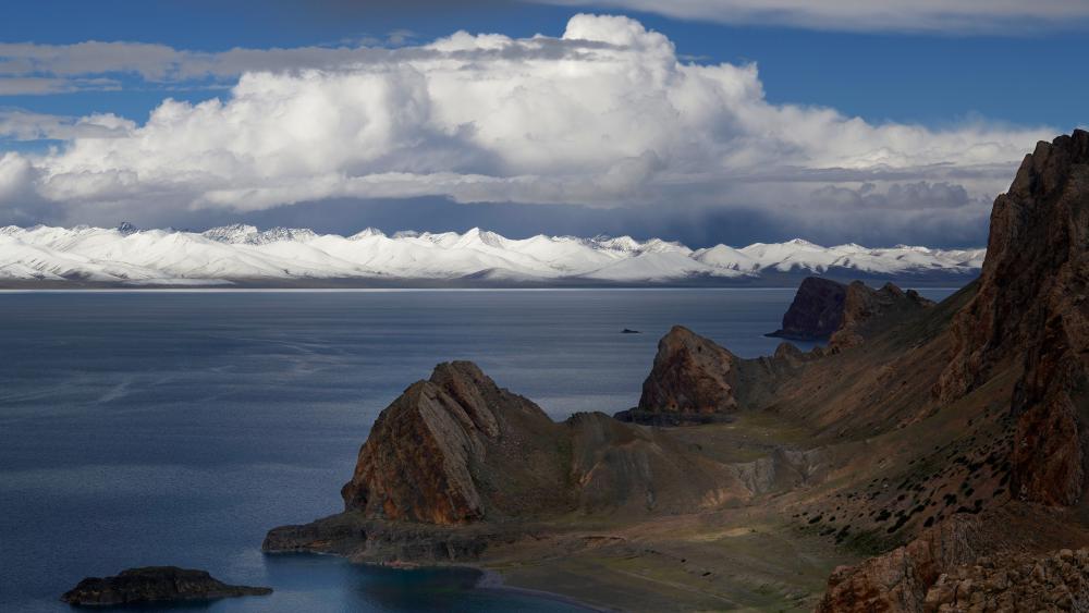 Serene Beauty of Namucuo Lake in Tibet's Vastness wallpaper