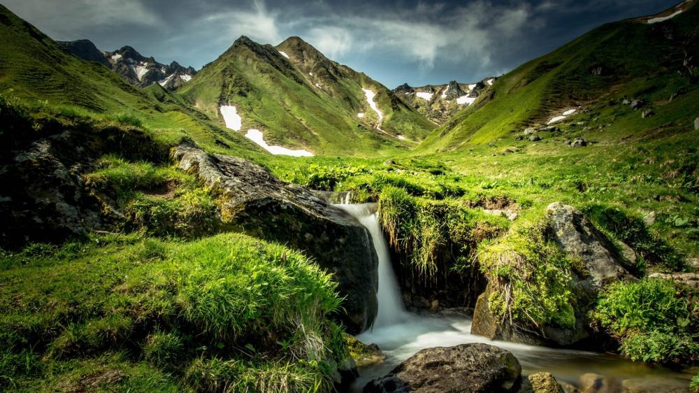 Tranquil Waters in Val de Courre wallpaper