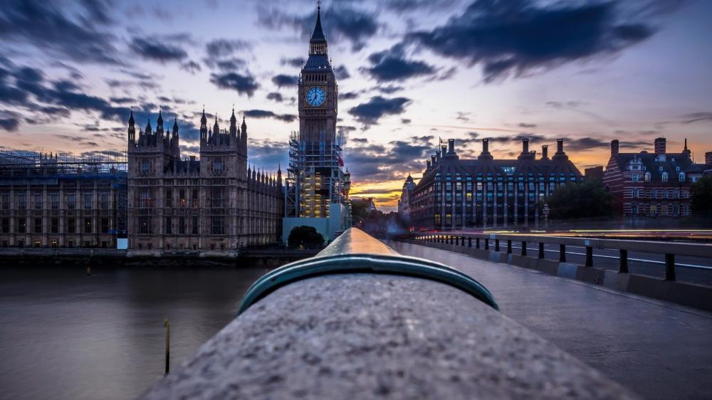 Big Ben's Evening Glow over the Thames wallpaper