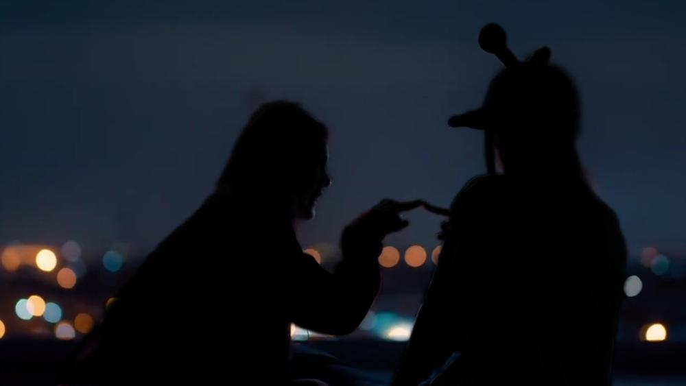 Silhouetted Romance Beneath Evening Skies wallpaper