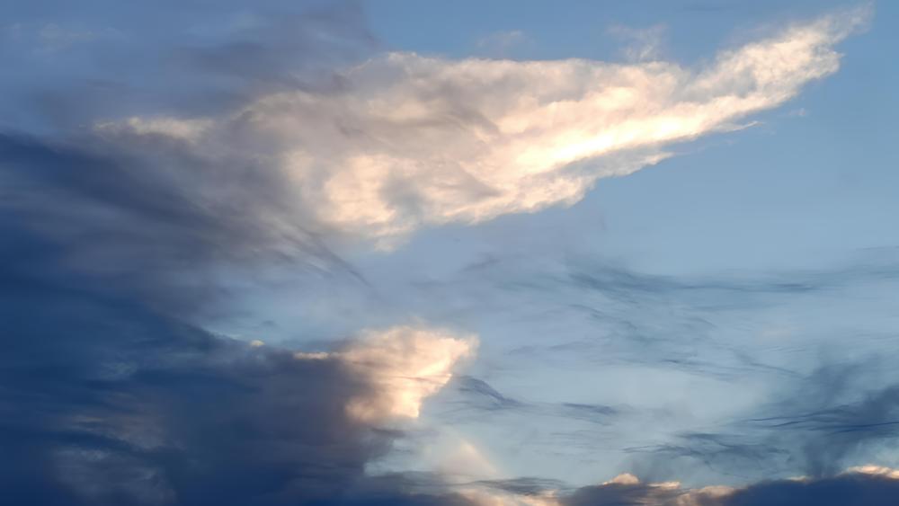Majestic Skies in Serene Clouds wallpaper
