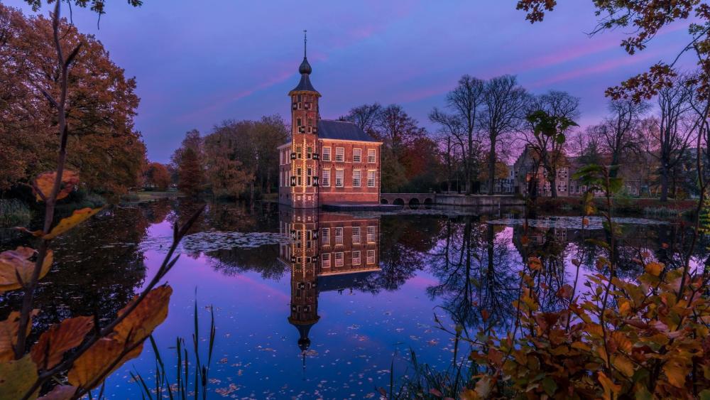 Kasteel Bouvigne Reflected in Tranquil Waters wallpaper
