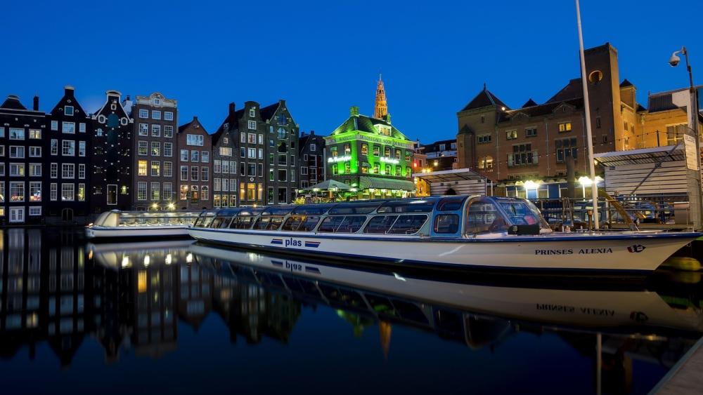 Nighttime Bliss Along Amsterdam's Canal wallpaper