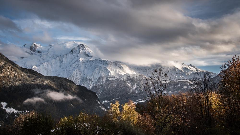 Majestic Peaks of Mont Blanc at Sunrise wallpaper