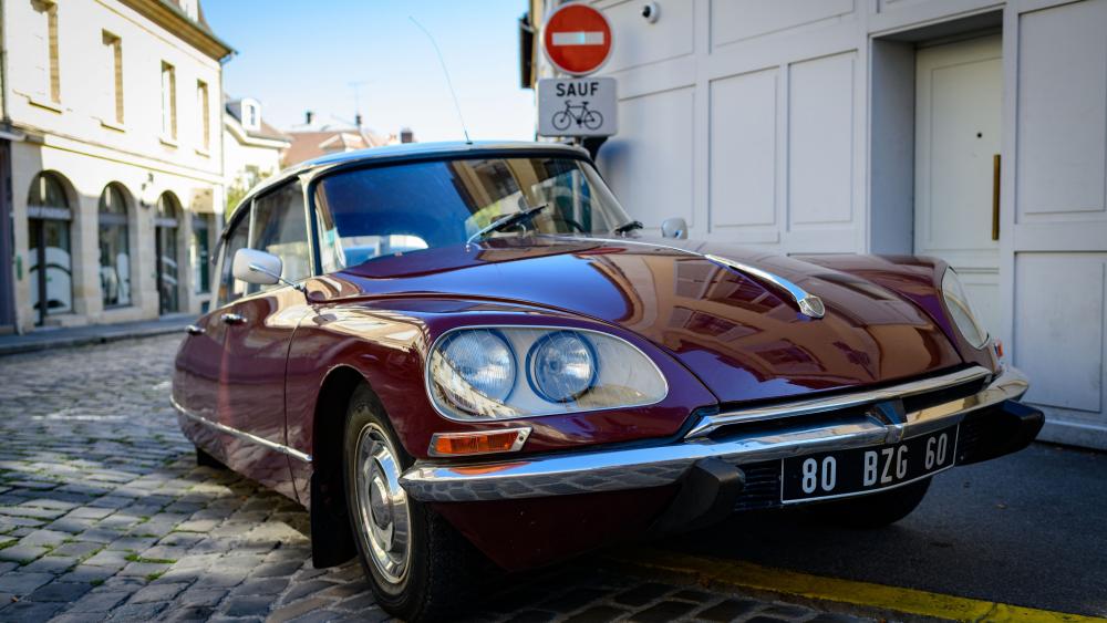 Timeless Elegance of a Citroën DS in 5K wallpaper