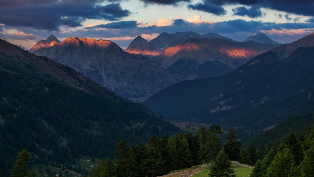 Majestic Mountain Range at Sunset wallpaper