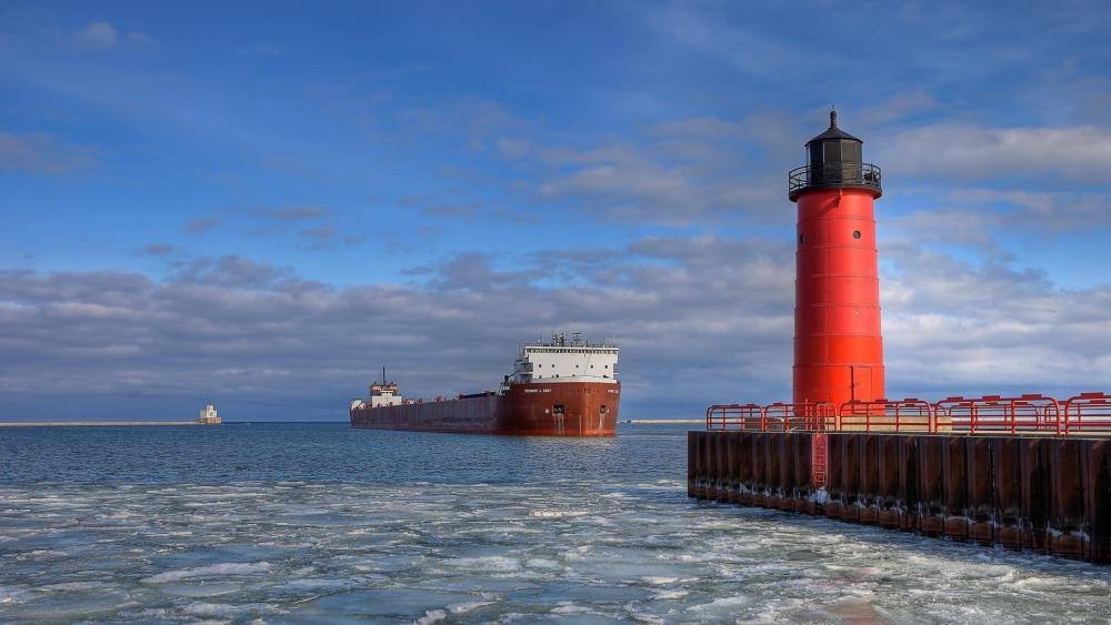 Milwaukee's Iconic Lighthouse and Frozen Waterscape wallpaper