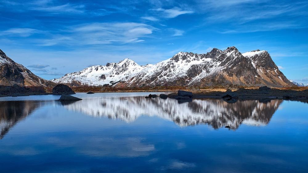 Tranquil Reflections of Lofoten's Majestic Peaks wallpaper