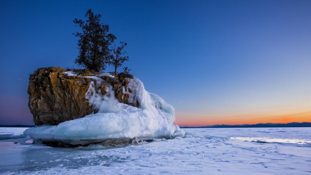 Frozen Serenity at Lake Champlain wallpaper