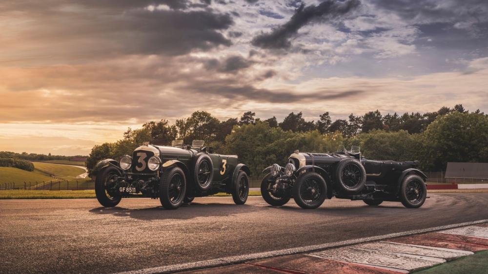 Vintage Glamour on the Open Road wallpaper