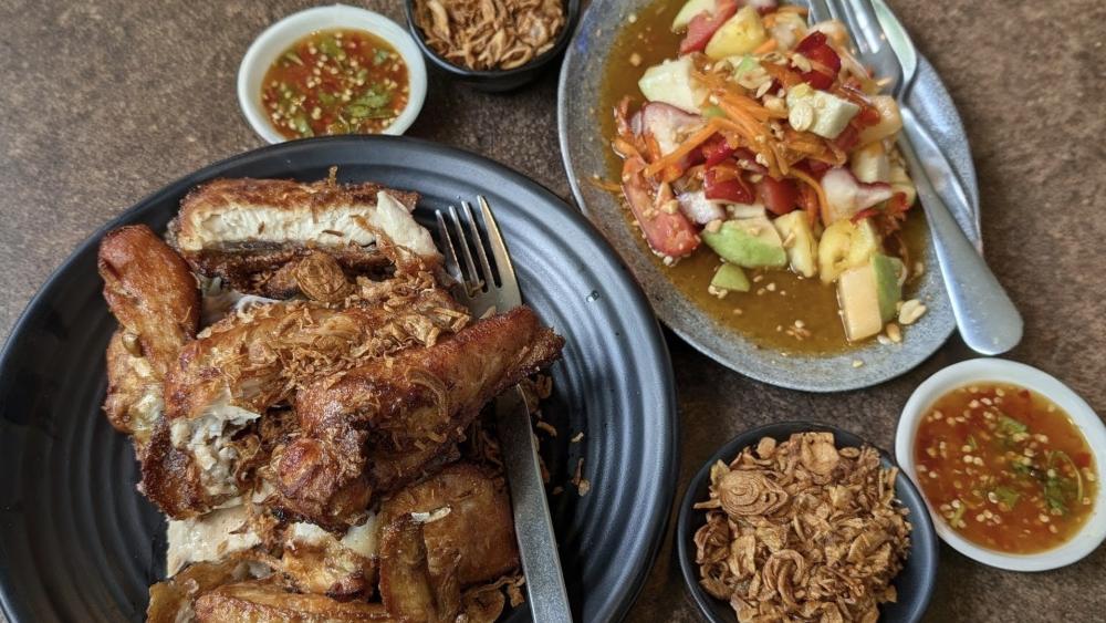 Delicious Thai Cuisine Feast with Fried Chicken wallpaper