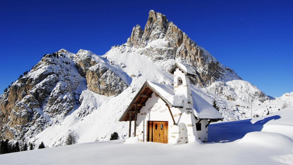 Snowy Cottage in the Heart of the Dolomites wallpaper