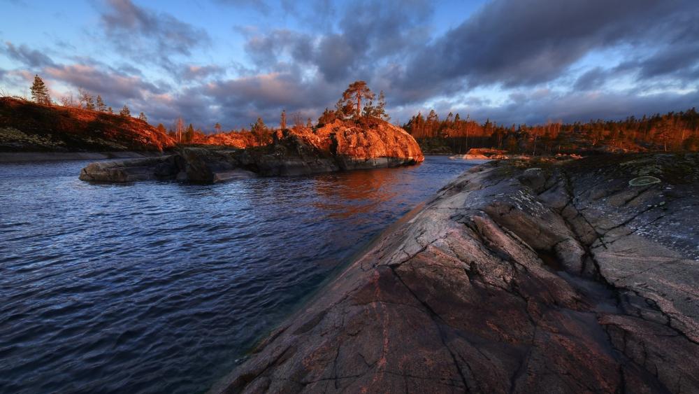Sunlit Tranquility at Lake Ladoga wallpaper