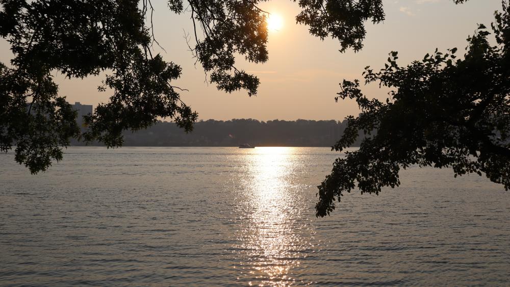 Tranquil Sunset Over Serene Waters wallpaper