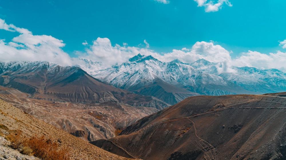 Breathtaking Pamír Mountain Vista in Tajikistan wallpaper
