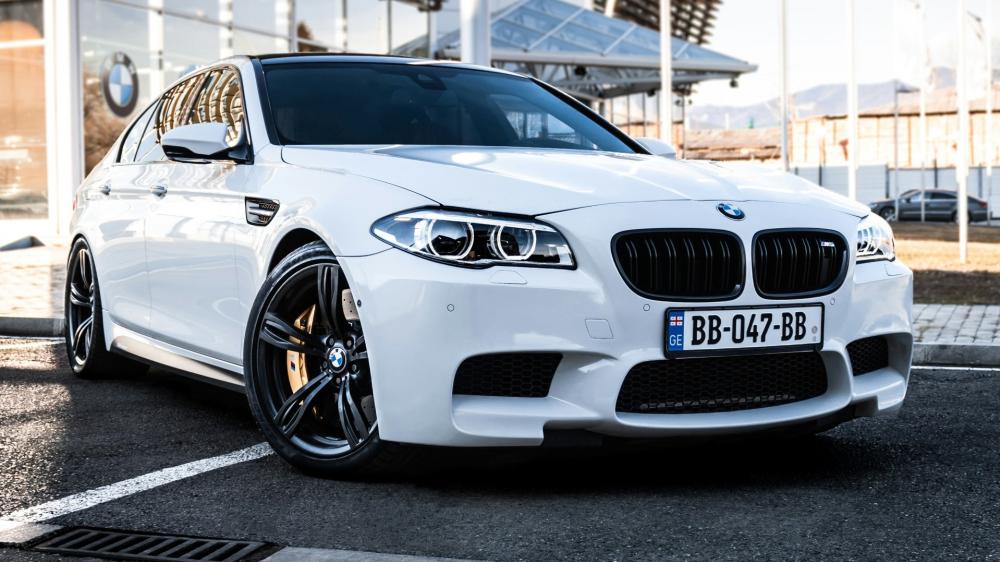 BMW M5 F10 in Elegant Urban Setting wallpaper