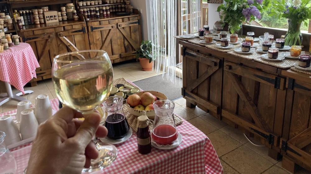 White Wine and Rustic Picnic Ambiance wallpaper
