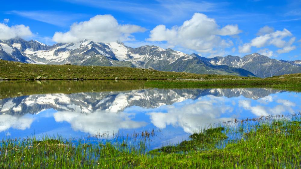 Serenity in Reflective Mountain Lakescape wallpaper