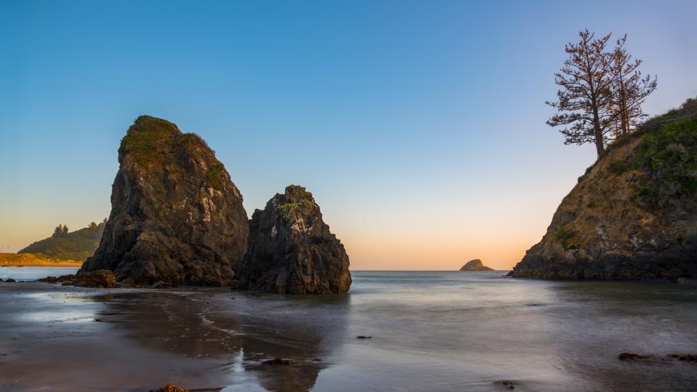 Rocky Coastline Serenity at Sunset wallpaper