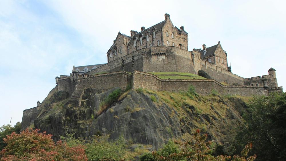 Timeless Majesty of Edinburgh Castle wallpaper