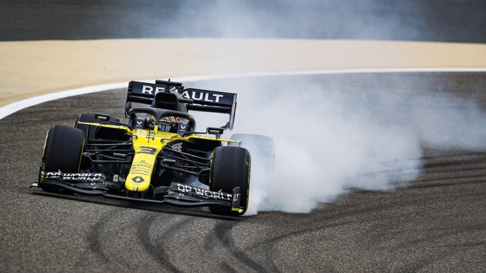 Renault F1 Racer in Action wallpaper