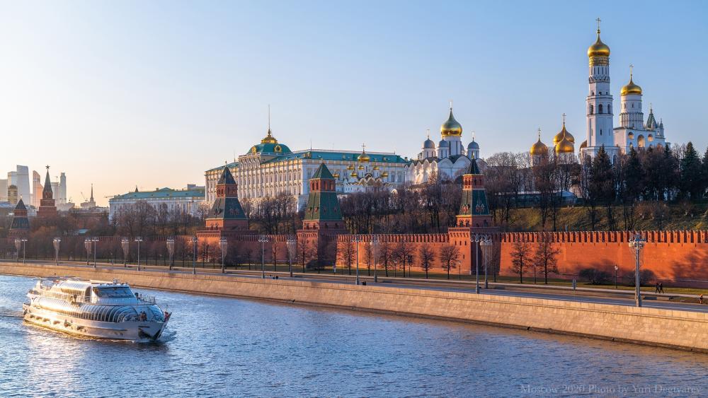 Kremlin Sunset Over Moscow's Historic Skyline wallpaper