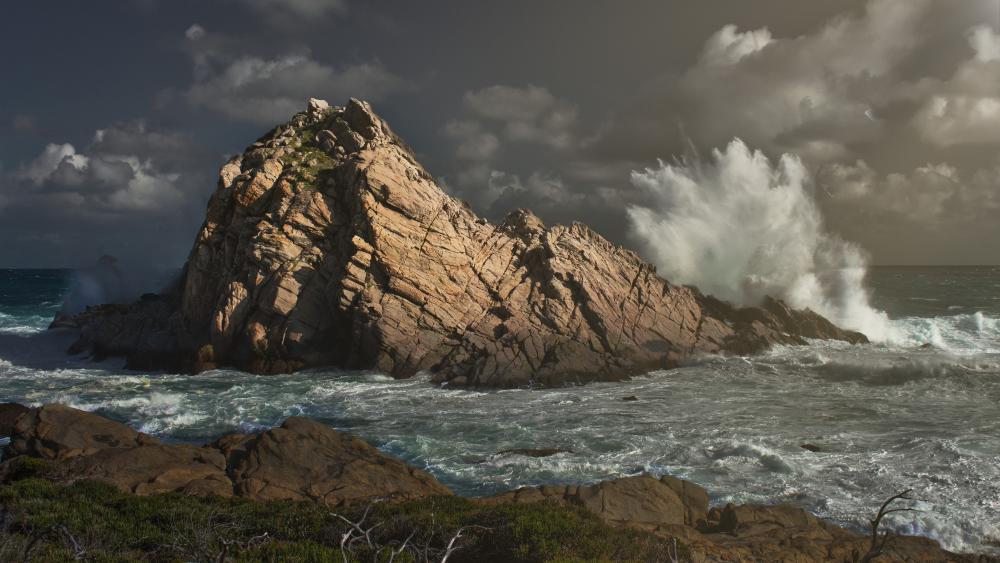 Majestic Waves at Sugarloaf Rock wallpaper