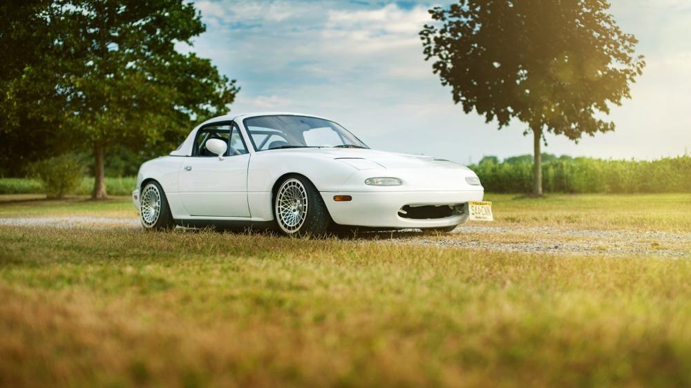 Vintage Mazda MX-5 in Scenic Countryside wallpaper