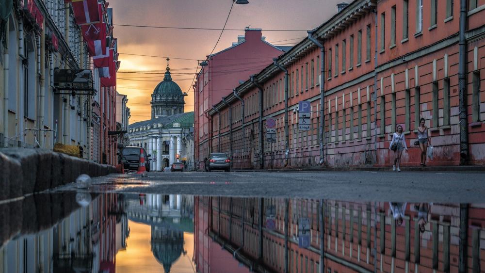 Reflective Serenity in an Urban Landscape wallpaper